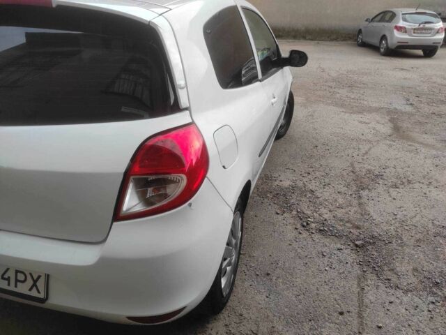 Білий Рено Кліо, об'ємом двигуна 1.5 л та пробігом 240 тис. км за 3500 $, фото 3 на Automoto.ua