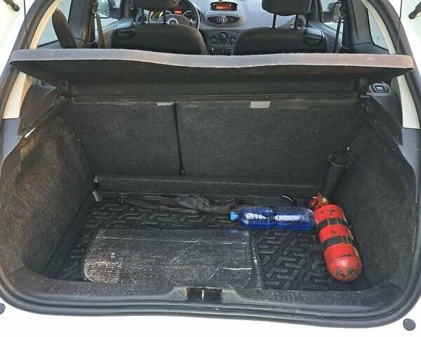 Белый Рено Клио, объемом двигателя 1.46 л и пробегом 196 тыс. км за 4900 $, фото 7 на Automoto.ua