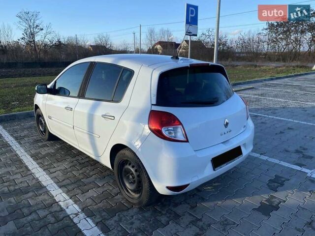 Белый Рено Клио, объемом двигателя 1.5 л и пробегом 265 тыс. км за 5000 $, фото 4 на Automoto.ua