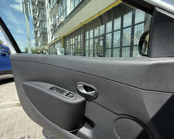 Белый Рено Клио, объемом двигателя 1.46 л и пробегом 300 тыс. км за 4300 $, фото 2 на Automoto.ua