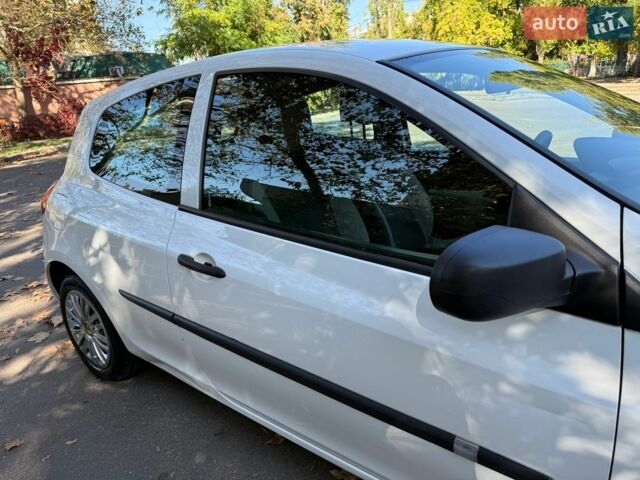 Білий Рено Кліо, об'ємом двигуна 1.5 л та пробігом 295 тис. км за 5100 $, фото 26 на Automoto.ua