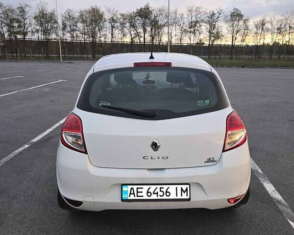 Белый Рено Клио, объемом двигателя 1.46 л и пробегом 196 тыс. км за 4900 $, фото 2 на Automoto.ua