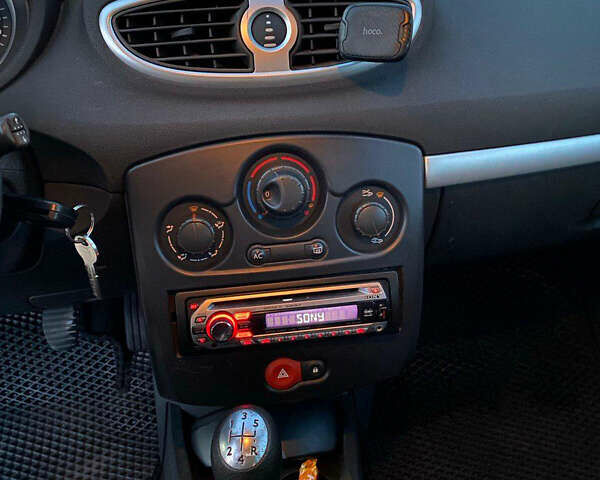 Білий Рено Кліо, об'ємом двигуна 1.46 л та пробігом 300 тис. км за 4999 $, фото 10 на Automoto.ua