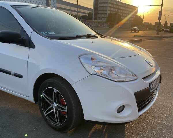 Білий Рено Кліо, об'ємом двигуна 1.5 л та пробігом 320 тис. км за 4500 $, фото 6 на Automoto.ua