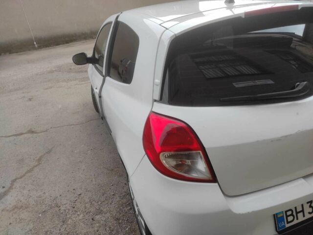 Білий Рено Кліо, об'ємом двигуна 1.5 л та пробігом 240 тис. км за 3500 $, фото 4 на Automoto.ua