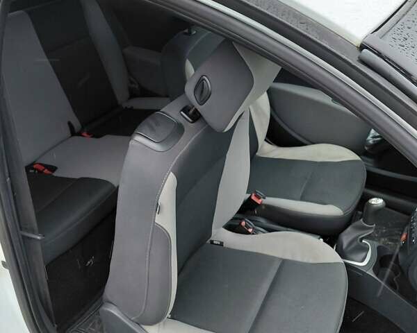 Білий Рено Кліо, об'ємом двигуна 1.46 л та пробігом 225 тис. км за 4600 $, фото 6 на Automoto.ua