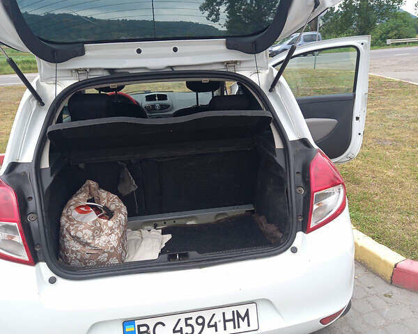 Белый Рено Клио, объемом двигателя 1.5 л и пробегом 290 тыс. км за 5000 $, фото 2 на Automoto.ua