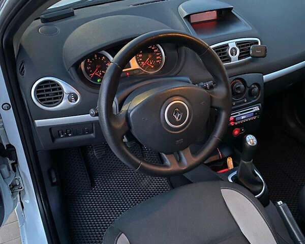 Білий Рено Кліо, об'ємом двигуна 1.46 л та пробігом 300 тис. км за 4999 $, фото 8 на Automoto.ua