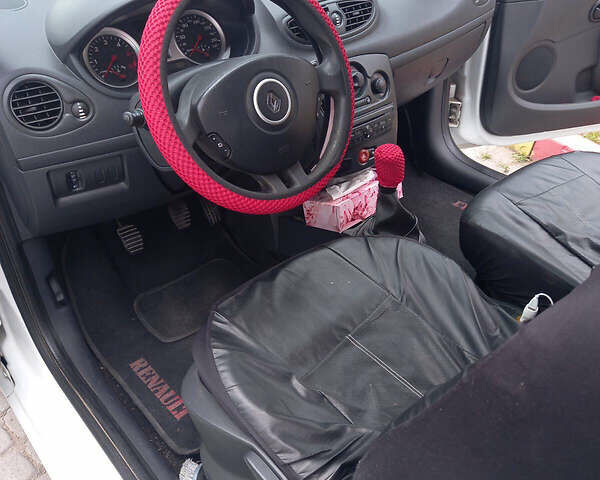 Белый Рено Клио, объемом двигателя 1.5 л и пробегом 290 тыс. км за 5000 $, фото 1 на Automoto.ua