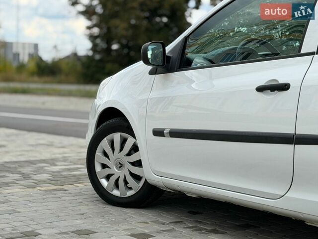 Білий Рено Кліо, об'ємом двигуна 1.5 л та пробігом 246 тис. км за 4900 $, фото 9 на Automoto.ua