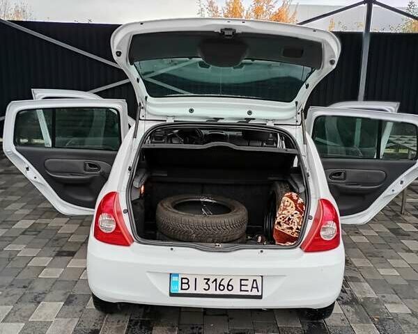 Білий Рено Кліо, об'ємом двигуна 1.2 л та пробігом 176 тис. км за 4300 $, фото 5 на Automoto.ua