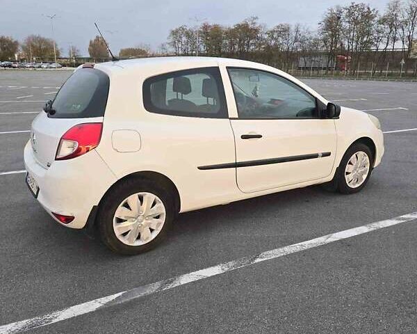 Белый Рено Клио, объемом двигателя 1.46 л и пробегом 196 тыс. км за 4900 $, фото 1 на Automoto.ua