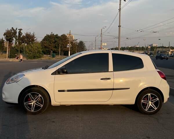 Білий Рено Кліо, об'ємом двигуна 1.5 л та пробігом 320 тис. км за 4500 $, фото 2 на Automoto.ua