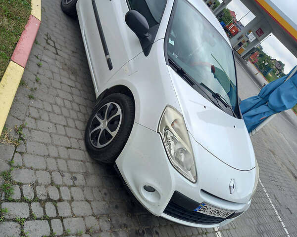 Белый Рено Клио, объемом двигателя 1.5 л и пробегом 290 тыс. км за 5000 $, фото 3 на Automoto.ua