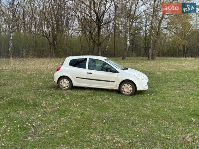 Белый Рено Клио, объемом двигателя 1.46 л и пробегом 310 тыс. км за 4350 $, фото 1 на Automoto.ua