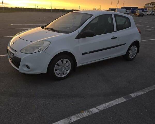 Белый Рено Клио, объемом двигателя 1.46 л и пробегом 196 тыс. км за 4900 $, фото 5 на Automoto.ua