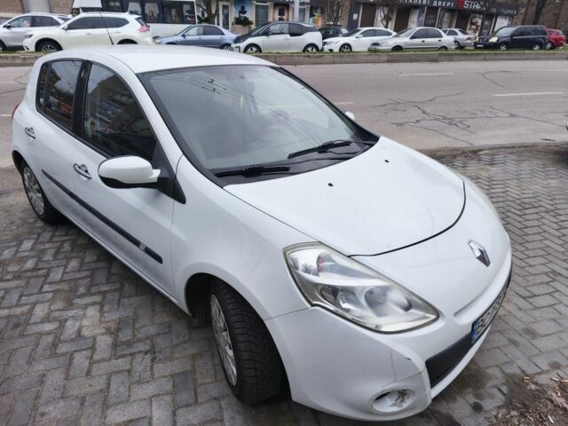 Белый Рено Клио, объемом двигателя 1.5 л и пробегом 350 тыс. км за 4700 $, фото 6 на Automoto.ua