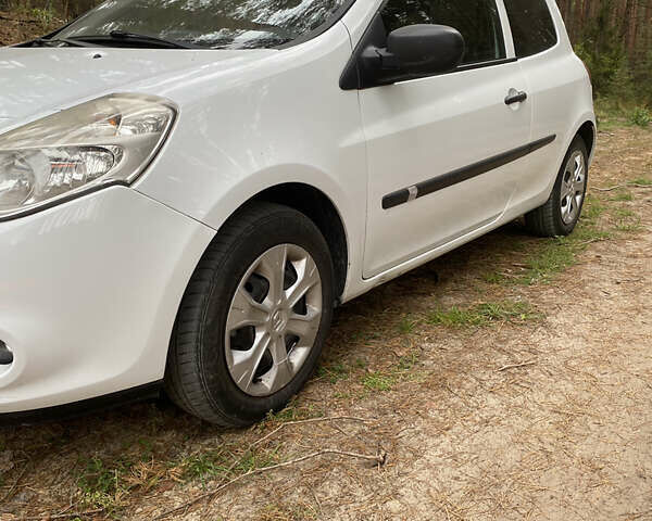 Білий Рено Кліо, об'ємом двигуна 1.46 л та пробігом 310 тис. км за 4700 $, фото 3 на Automoto.ua