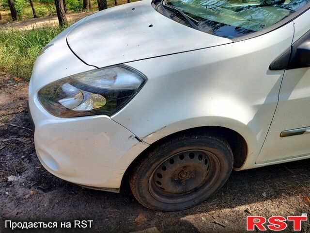 Белый Рено Клио, объемом двигателя 1.5 л и пробегом 214 тыс. км за 5100 $, фото 5 на Automoto.ua