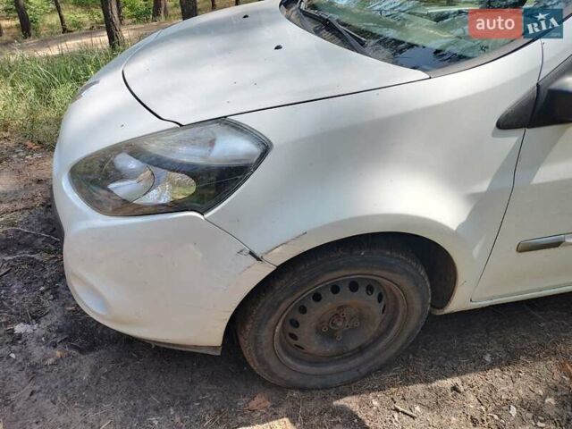 Білий Рено Кліо, об'ємом двигуна 1.5 л та пробігом 215 тис. км за 4800 $, фото 3 на Automoto.ua
