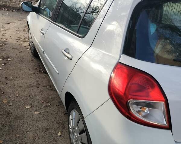 Белый Рено Клио, объемом двигателя 1.5 л и пробегом 226 тыс. км за 5300 $, фото 3 на Automoto.ua