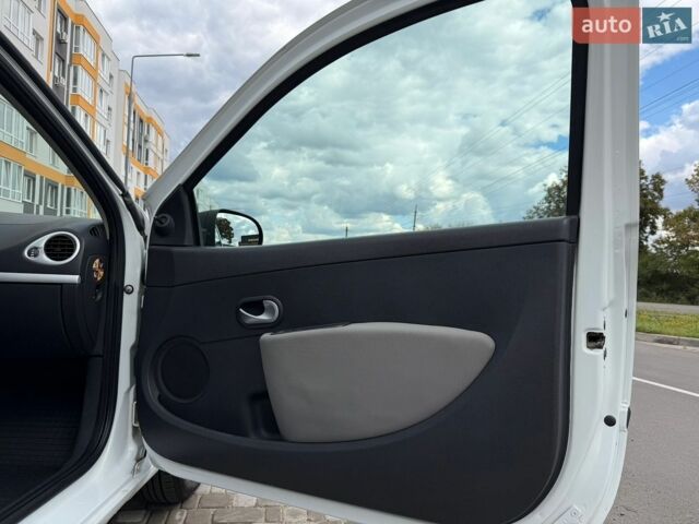 Білий Рено Кліо, об'ємом двигуна 1.5 л та пробігом 246 тис. км за 4900 $, фото 42 на Automoto.ua