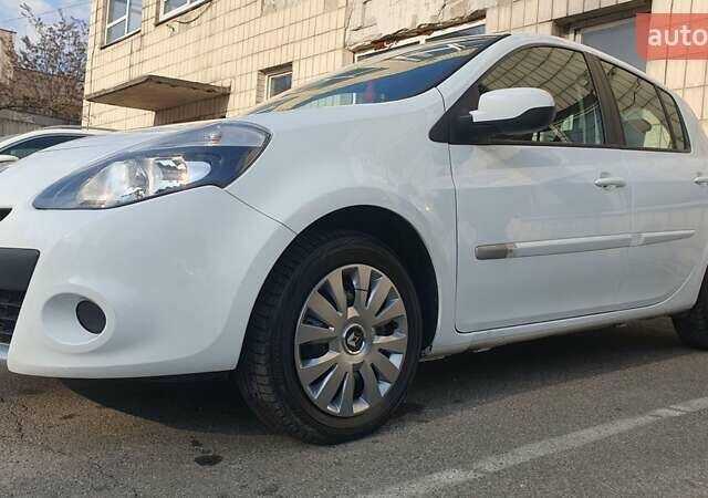 Білий Рено Кліо, об'ємом двигуна 1.46 л та пробігом 200 тис. км за 4400 $, фото 4 на Automoto.ua
