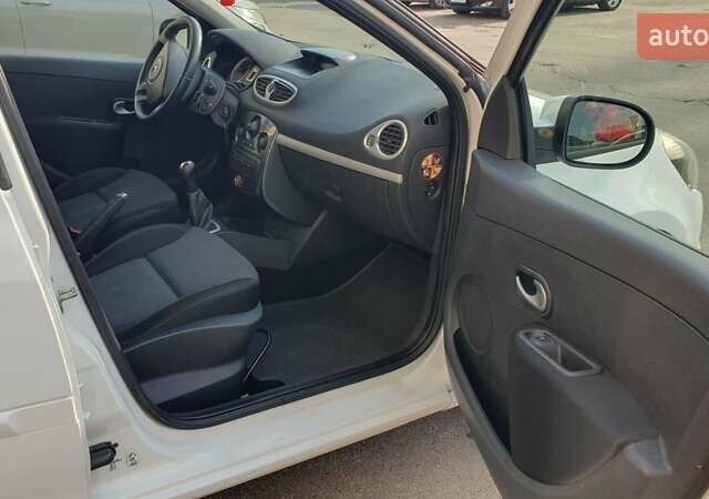 Белый Рено Клио, объемом двигателя 1.46 л и пробегом 200 тыс. км за 4600 $, фото 17 на Automoto.ua