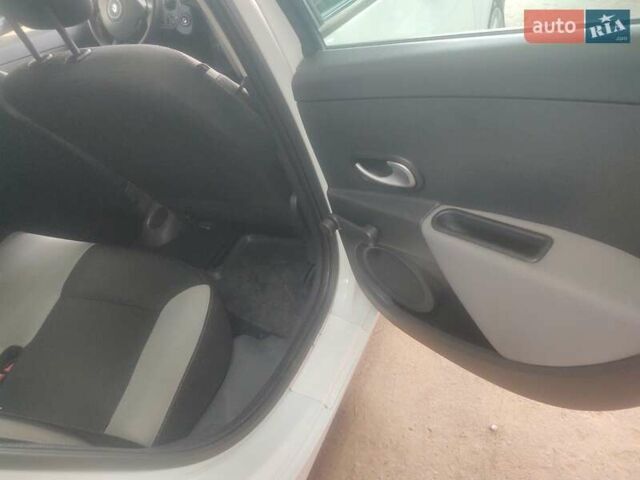 Білий Рено Кліо, об'ємом двигуна 1.46 л та пробігом 215 тис. км за 4950 $, фото 30 на Automoto.ua