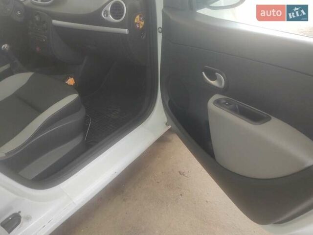 Білий Рено Кліо, об'ємом двигуна 1.46 л та пробігом 215 тис. км за 4950 $, фото 28 на Automoto.ua