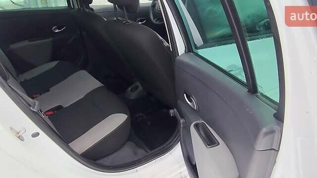Білий Рено Кліо, об'ємом двигуна 1.46 л та пробігом 215 тис. км за 4600 $, фото 17 на Automoto.ua