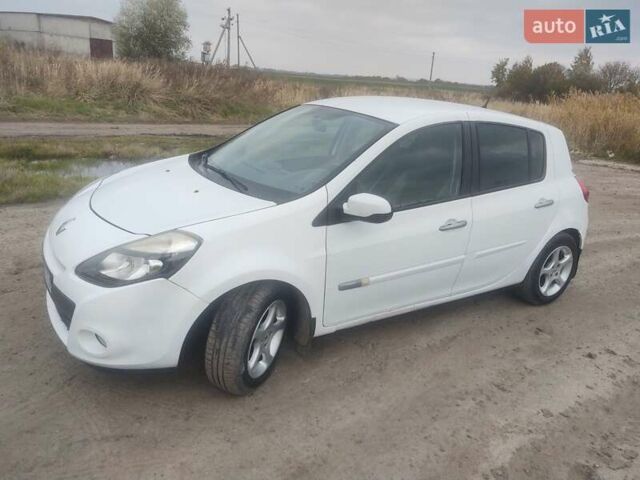 Рено Клио 2012 в Дубно на Automoto.ua Белый Рено Клио, объемом двигателя 1.46 л и пробегом 215 тыс. км за 4999 $, фото 1 на Automoto.ua