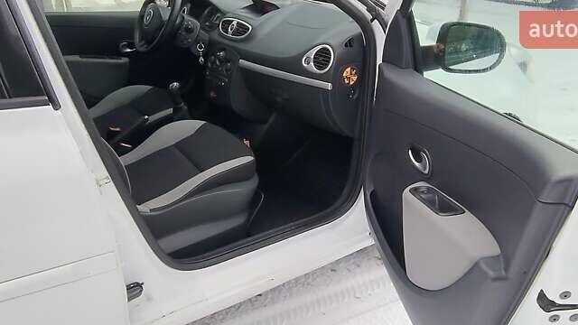 Білий Рено Кліо, об'ємом двигуна 1.46 л та пробігом 215 тис. км за 4600 $, фото 18 на Automoto.ua