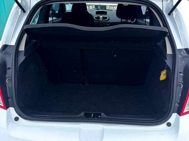 Белый Рено Клио, объемом двигателя 1.5 л и пробегом 24500 тыс. км за 5000 $, фото 5 на Automoto.ua