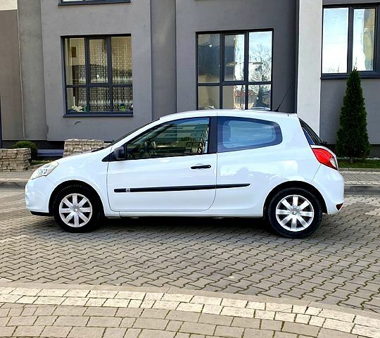 Белый Рено Клио, объемом двигателя 1.5 л и пробегом 212 тыс. км за 4600 $, фото 2 на Automoto.ua