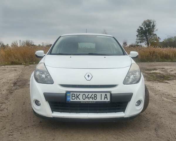 Рено Клио 2012 в Дубно на Automoto.ua Белый Рено Клио, объемом двигателя 1.46 л и пробегом 215 тыс. км за 4999 $, фото 4 на Automoto.ua