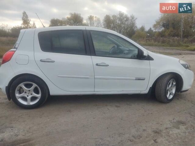 Рено Клио 2012 в Дубно на Automoto.ua Белый Рено Клио, объемом двигателя 1.46 л и пробегом 215 тыс. км за 4999 $, фото 8 на Automoto.ua