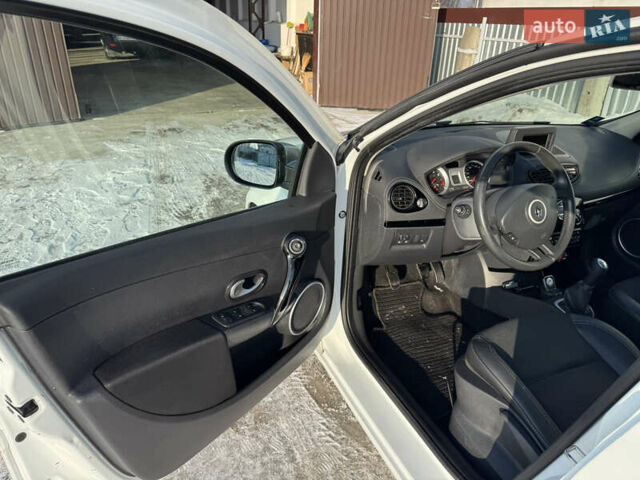 Белый Рено Клио, объемом двигателя 1.2 л и пробегом 199 тыс. км за 5977 $, фото 14 на Automoto.ua