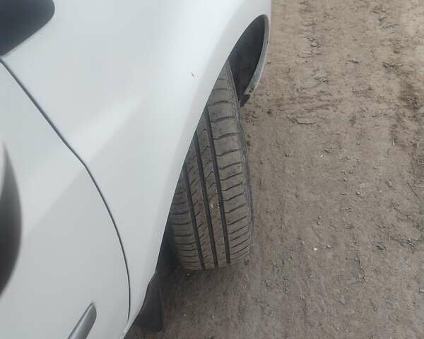 Рено Клио 2012 в Дубно на Automoto.ua Белый Рено Клио, объемом двигателя 1.46 л и пробегом 215 тыс. км за 4999 $, фото 7 на Automoto.ua