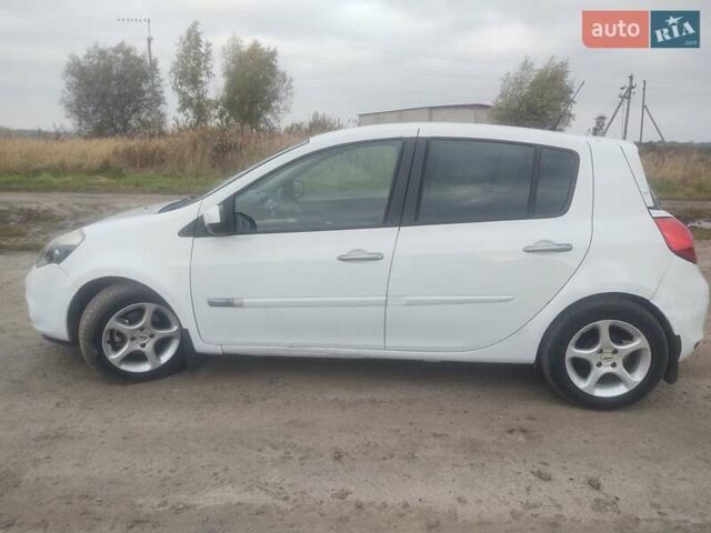 Рено Клио 2012 в Дубно на Automoto.ua Белый Рено Клио, объемом двигателя 1.46 л и пробегом 215 тыс. км за 4999 $, фото 10 на Automoto.ua