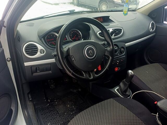 Белый Рено Клио, объемом двигателя 1.5 л и пробегом 24500 тыс. км за 5000 $, фото 9 на Automoto.ua