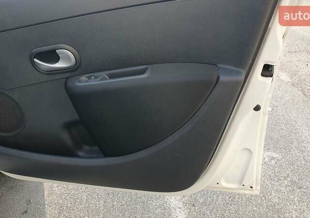 Білий Рено Кліо, об'ємом двигуна 1.46 л та пробігом 200 тис. км за 4400 $, фото 11 на Automoto.ua