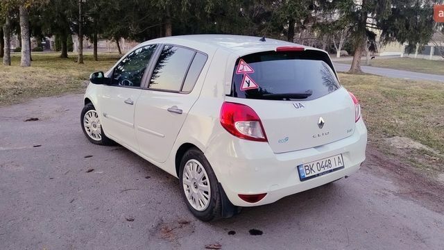 Белый Рено Клио, объемом двигателя 1.46 л и пробегом 225 тыс. км за 4600 $, фото 2 на Automoto.ua
