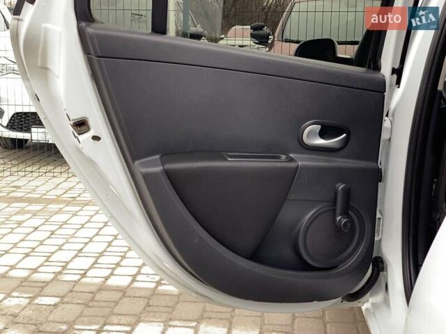 Белый Рено Клио, объемом двигателя 1.5 л и пробегом 242 тыс. км за 6499 $, фото 25 на Automoto.ua