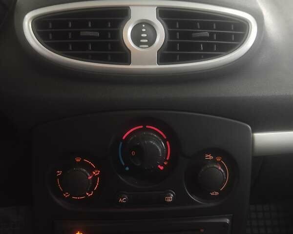 Білий Рено Кліо, об'ємом двигуна 1.46 л та пробігом 215 тис. км за 4950 $, фото 16 на Automoto.ua