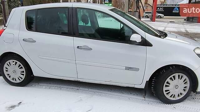Білий Рено Кліо, об'ємом двигуна 1.46 л та пробігом 215 тис. км за 4600 $, фото 3 на Automoto.ua