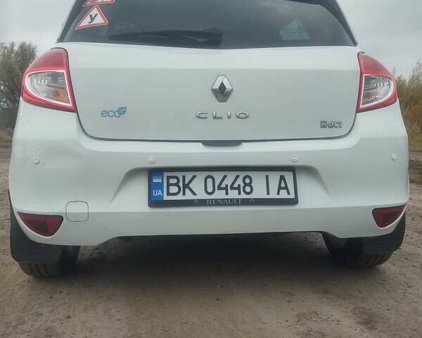 Рено Клио 2012 в Дубно на Automoto.ua Белый Рено Клио, объемом двигателя 1.46 л и пробегом 215 тыс. км за 4999 $, фото 12 на Automoto.ua