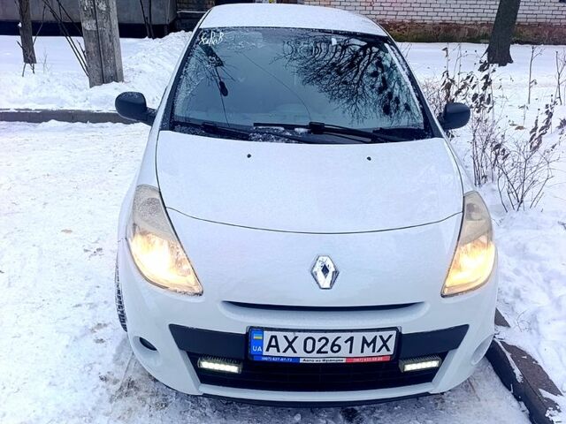 Белый Рено Клио, объемом двигателя 1.5 л и пробегом 24500 тыс. км за 5000 $, фото 1 на Automoto.ua