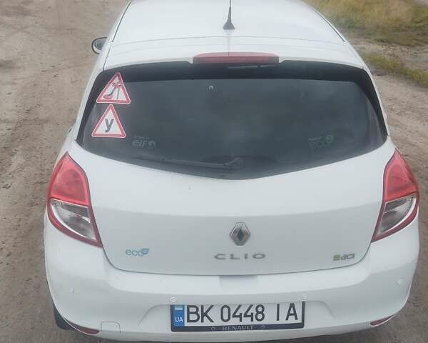 Рено Клио 2012 в Дубно на Automoto.ua Белый Рено Клио, объемом двигателя 1.46 л и пробегом 215 тыс. км за 4999 $, фото 13 на Automoto.ua