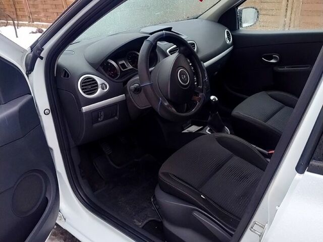 Білий Рено Кліо, об'ємом двигуна 1.5 л та пробігом 25000 тис. км за 4750 $, фото 4 на Automoto.ua